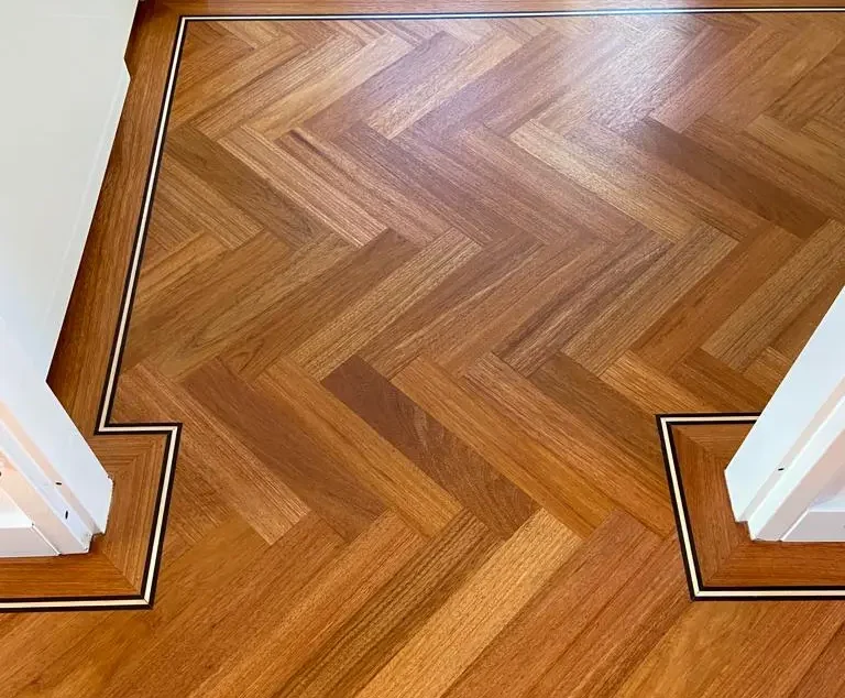 Afzelia visgraat vloer (10/2022) Neerlandia Houten Vloeren