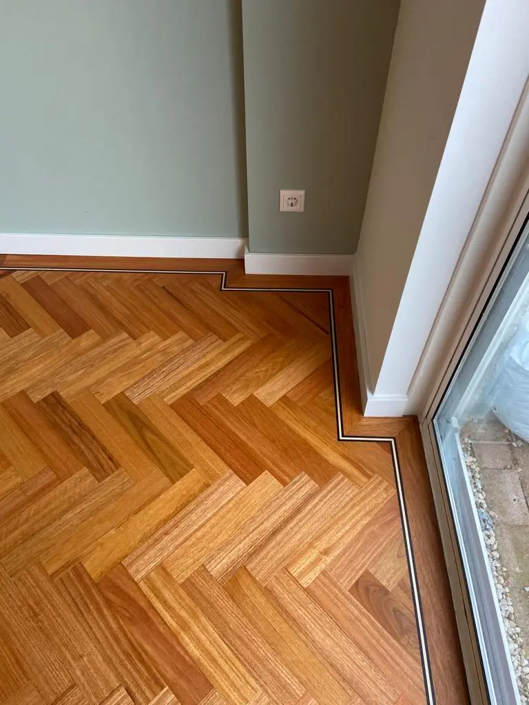 Afzelia visgraat vloer (10/2022) Neerlandia Houten Vloeren