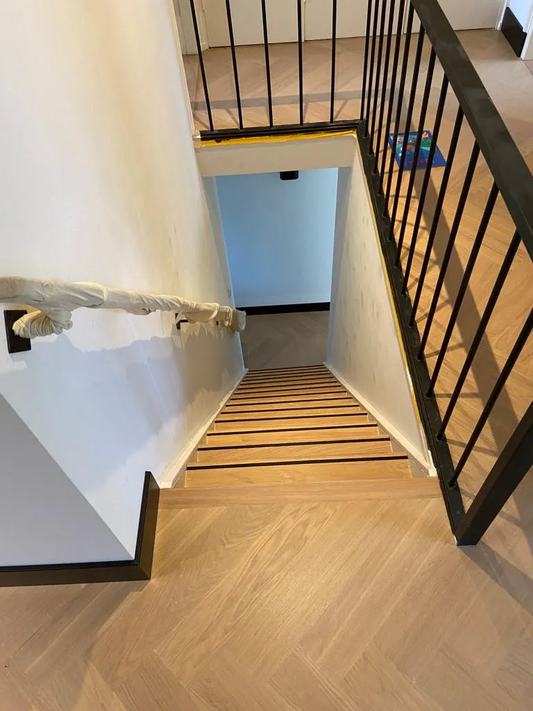 Eiken visgraat vloer en trap Neerlandia Houten Vloeren